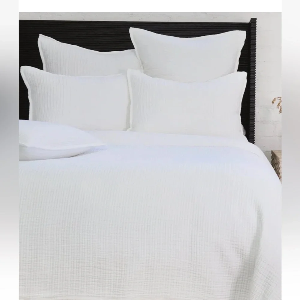 Chatham Matelassé white Blanket Pom Pom at Home Hilde Leiaghat Queen size new